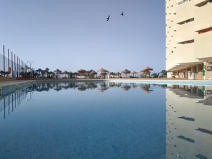 สระว่ายน้ำกลางแจ้งเปิดตามฤดูกาล