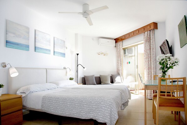 สตูดิโอ (2 Adults & 1 Child) | โต๊ะทำงาน, พื้นที่ทำงานแบบใช้แล็ปท็อป, เตารีด/โต๊ะรีดผ้า