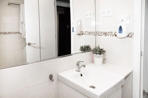 อพาร์ทเมนท์ (3 Adults & 1 Child) | ห้องน้ำ | ผ้าเช็ดตัว