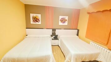 Habitación doble con supletoria, 2 camas matrimonio | Blick vom Balkon