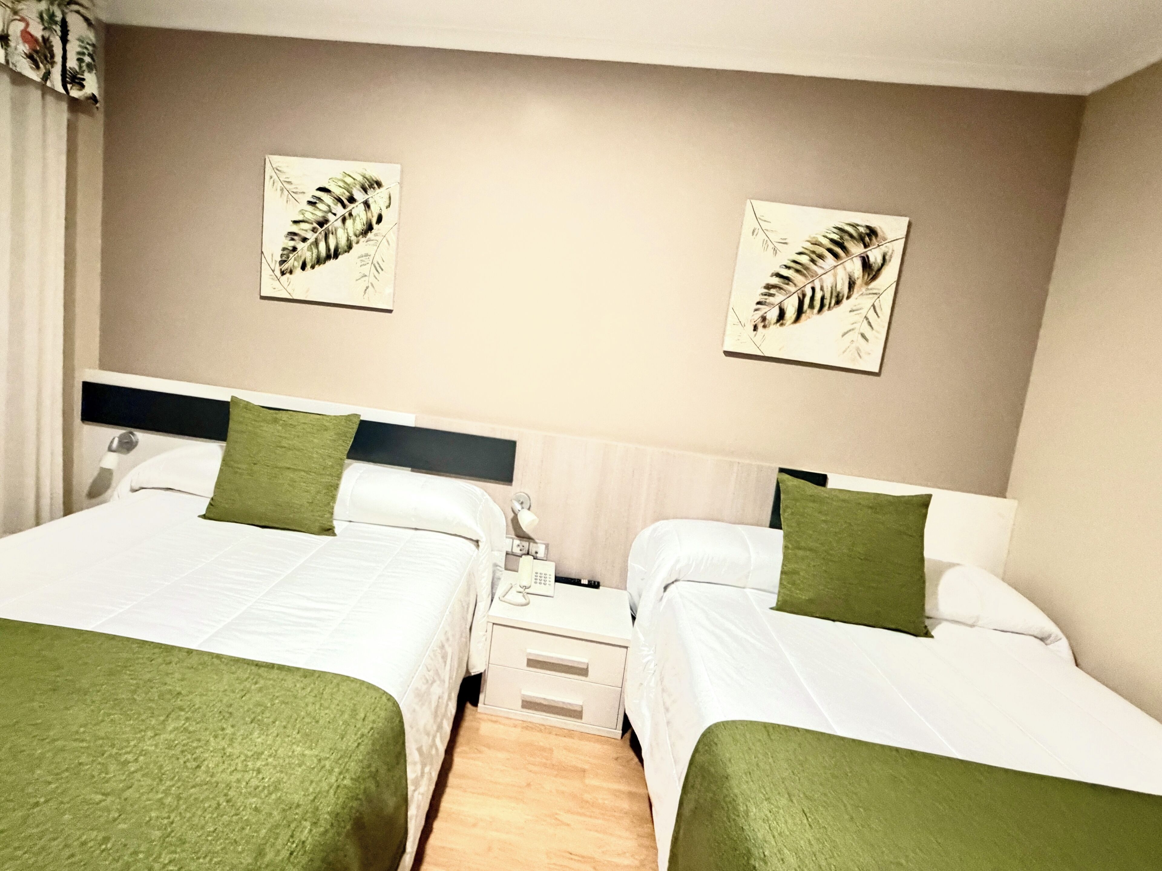 Habitación doble con supletoria, 2 camas matrimonio | Ropa de cama hipoalergénica y colchones Select Comfort