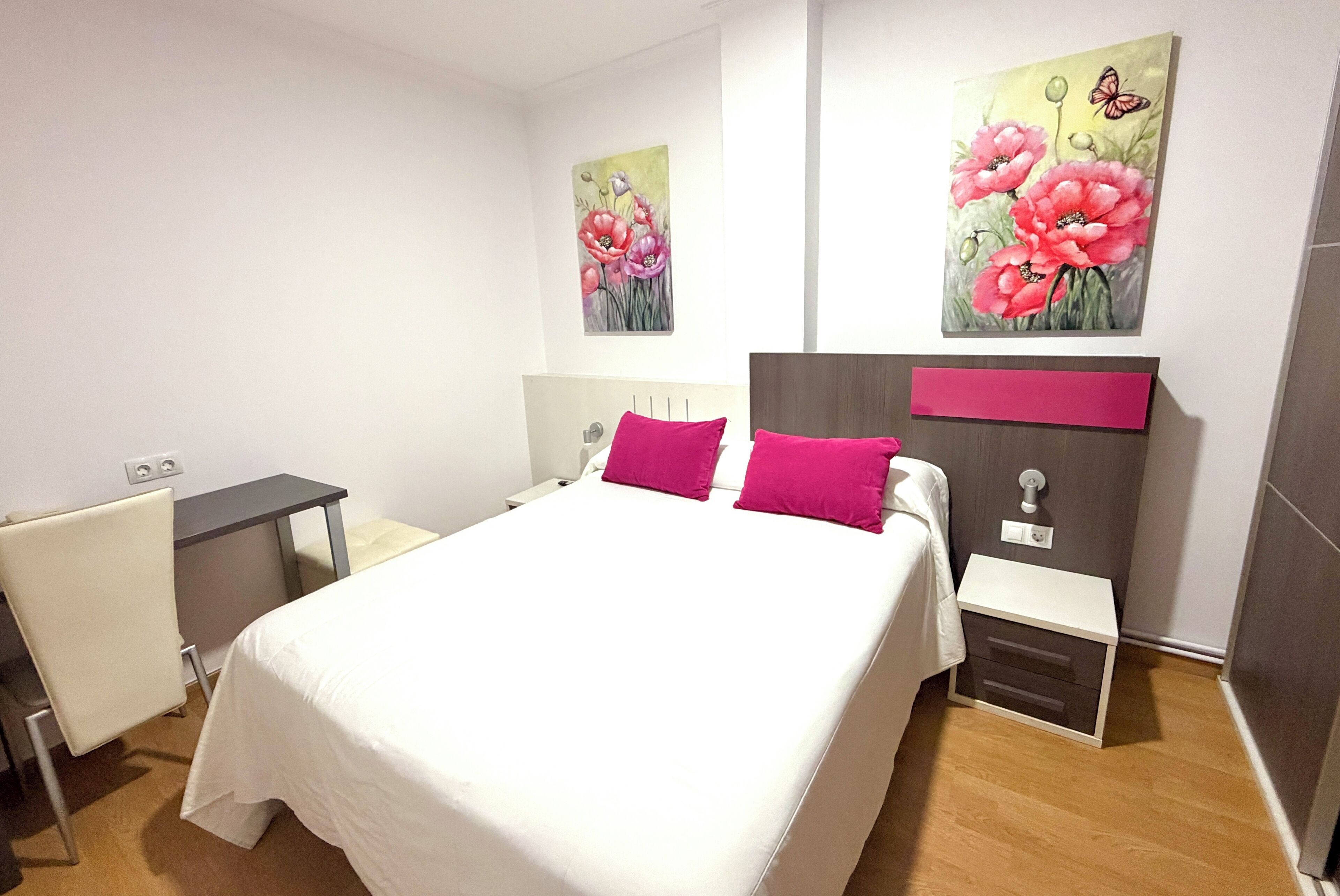 Habitación doble económica interior, una cama matrimonial