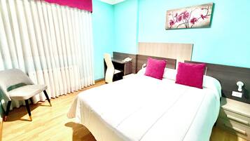 Habitación doble standar, una cama matrimonial | Hypoallergeen beddengoed, Select Comfort-bedden, individueel gedecoreerd