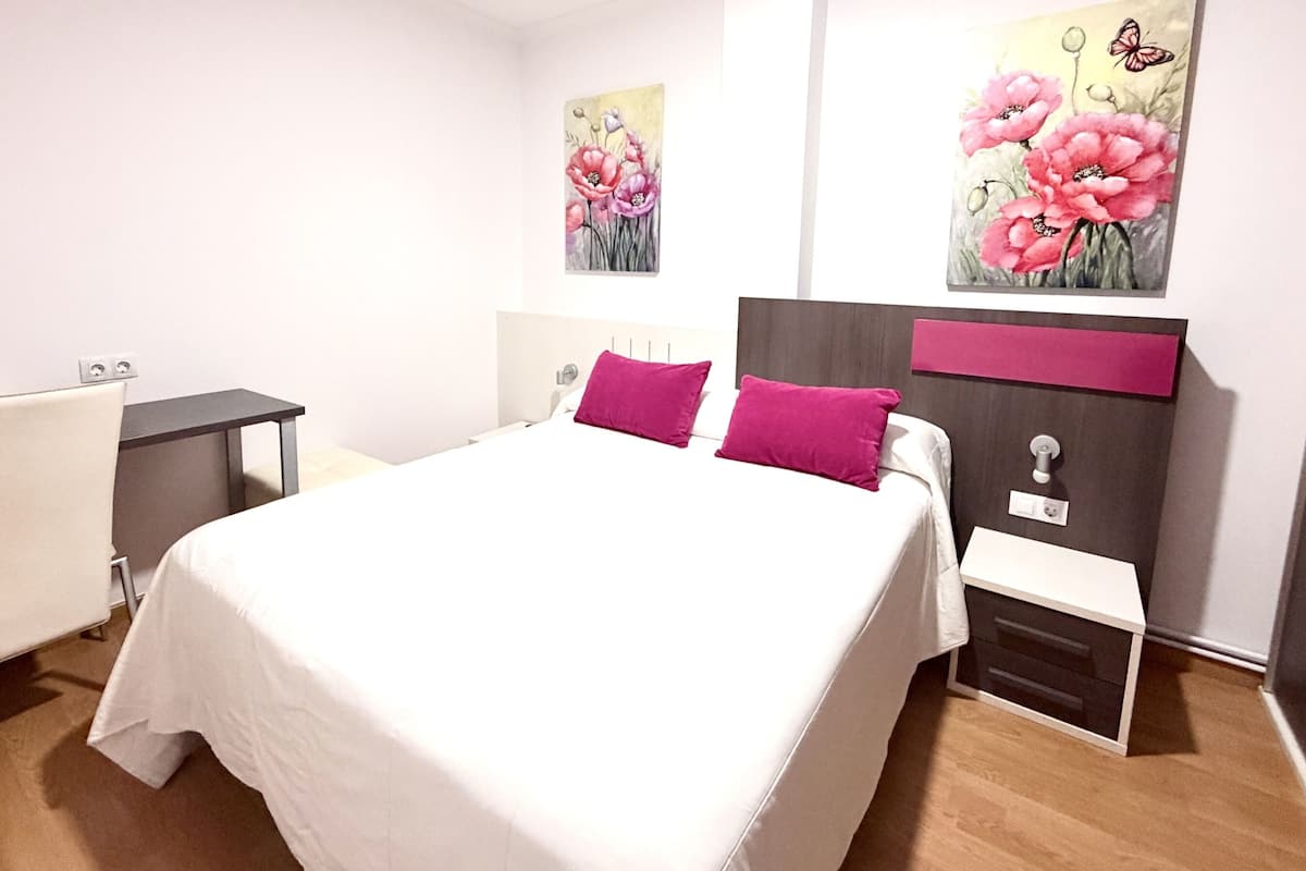 Habitación doble económica interior, una cama matrimonial