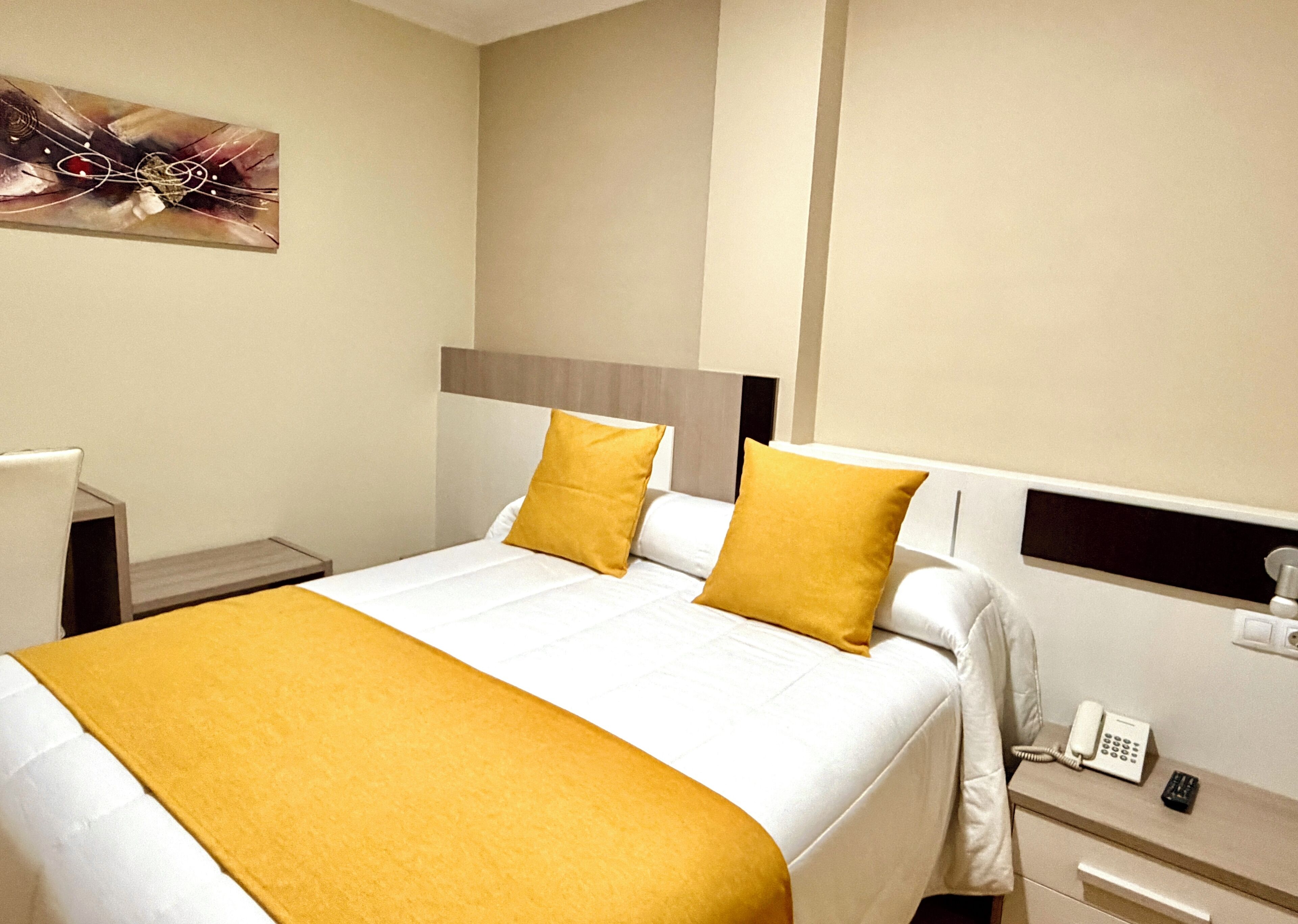 Habitación doble económica interior, una cama matrimonial | Ropa de cama hipoalergénica y colchones Select Comfort