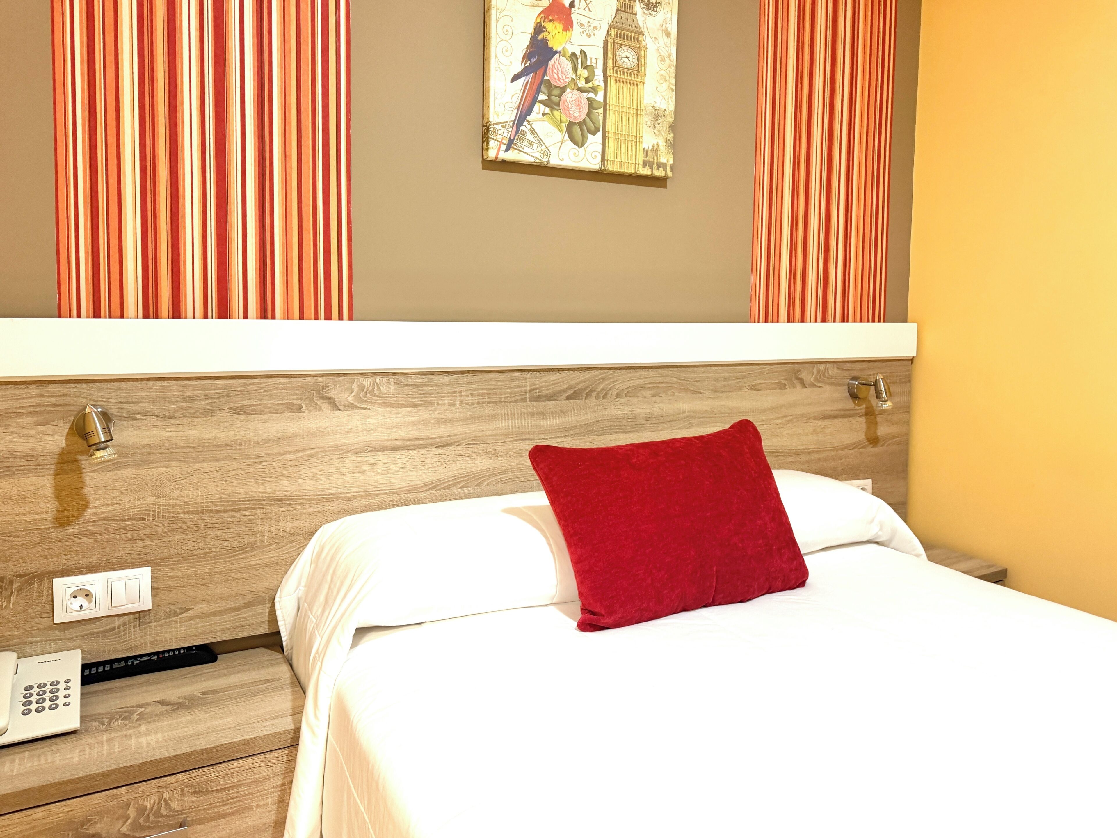 Habitación individual | Ropa de cama hipoalergénica y colchones Select Comfort