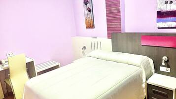 Habitación doble económica interior, una cama matrimonial | Balcony view