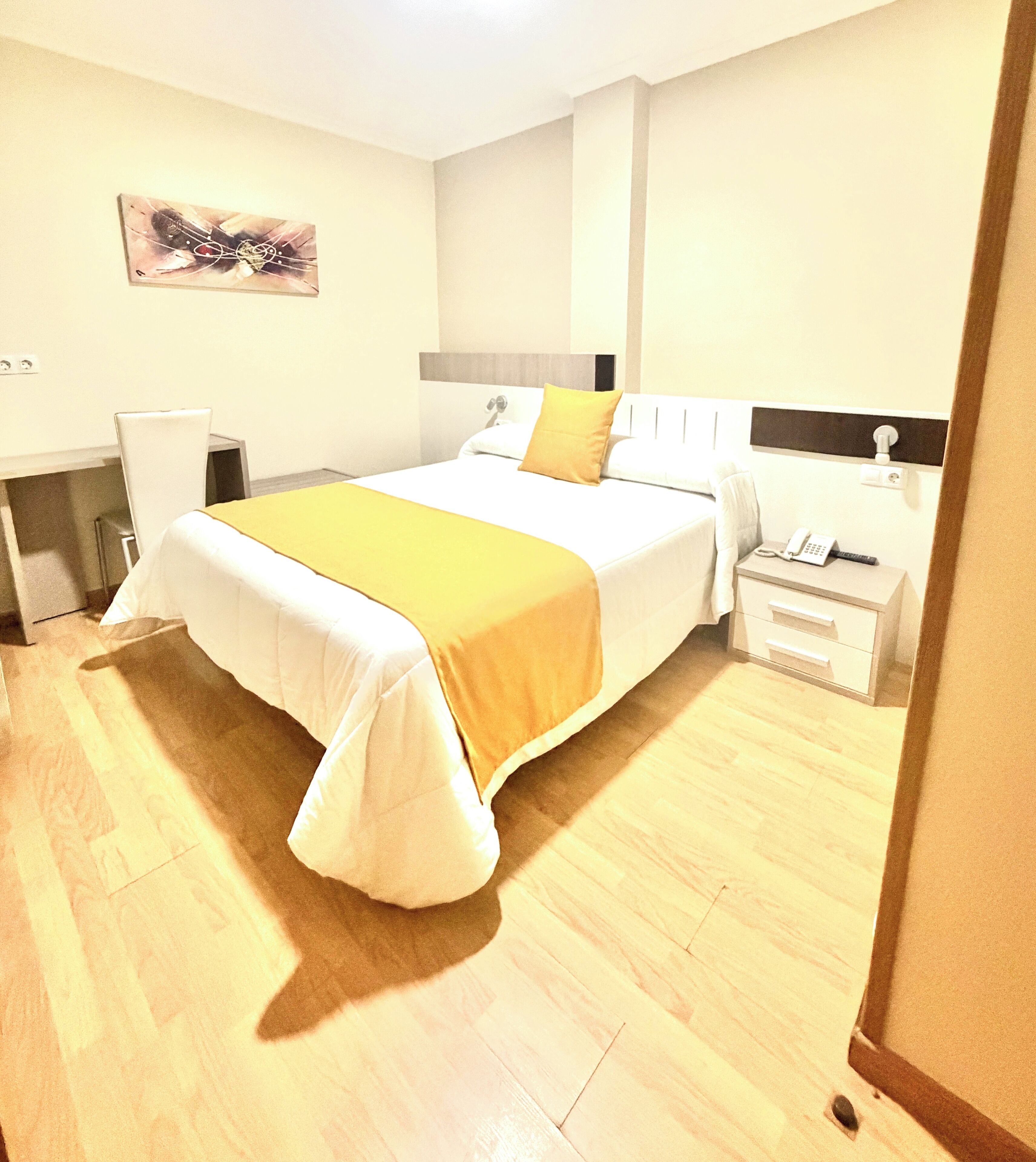 Habitación doble económica interior, una cama matrimonial