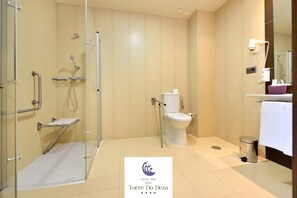 Badewanne und Dusche (separat), Whirlpool, Haartrockner, Bidet