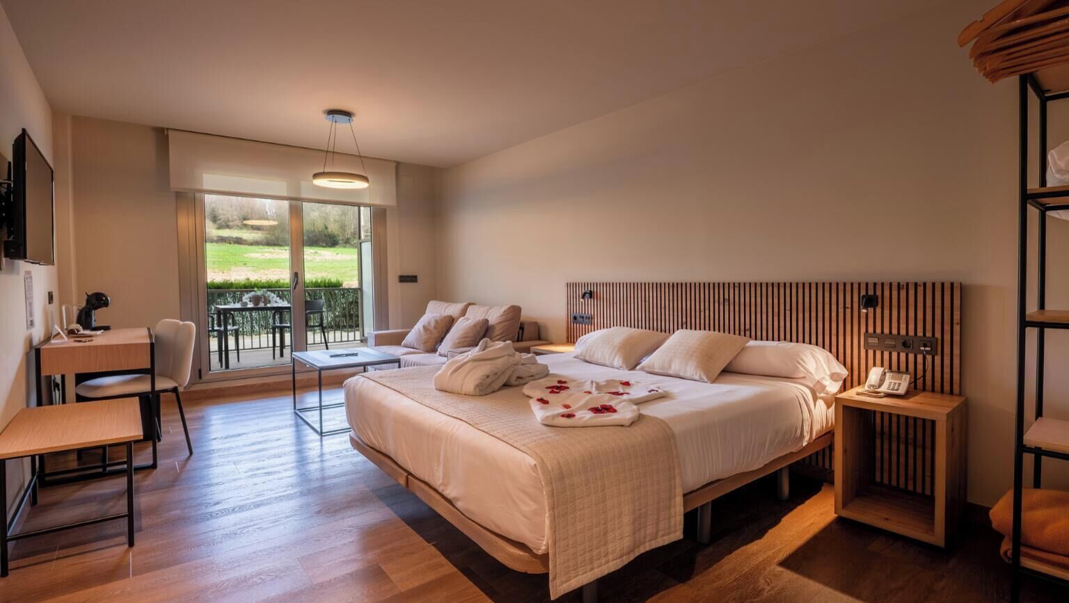 Minibaari, tallelokero huoneessa, työpöytä, pimennysverhot