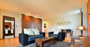 Suite Deluxe, 1 habitación, hidromasaje, en esquina | Área de sala de estar