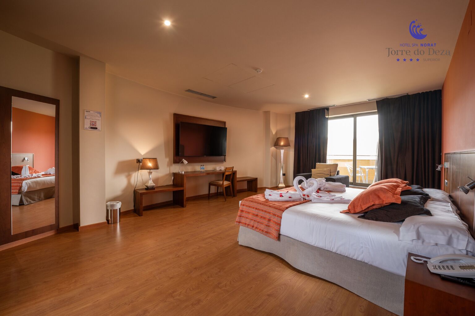 Suite Premium | Minibar, caja de seguridad en la habitación y escritorio 