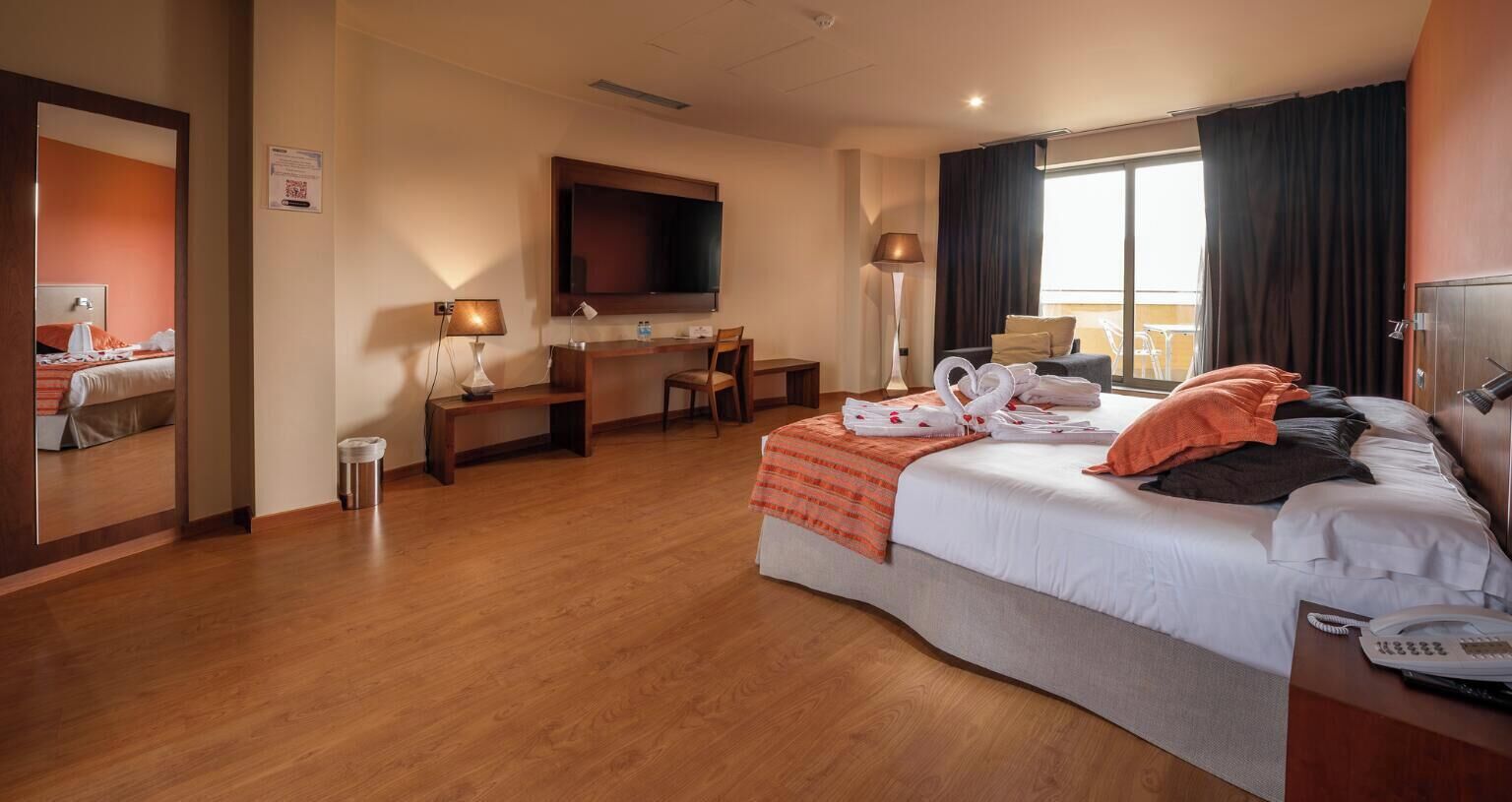 Premium Suite | Minibar, in-room safe, desk, blackout drapes