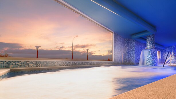 A modern spa with a large window, a tiled floor, and a blue ceiling. - Hotel Spa Norat Torre do Deza (Lalin)