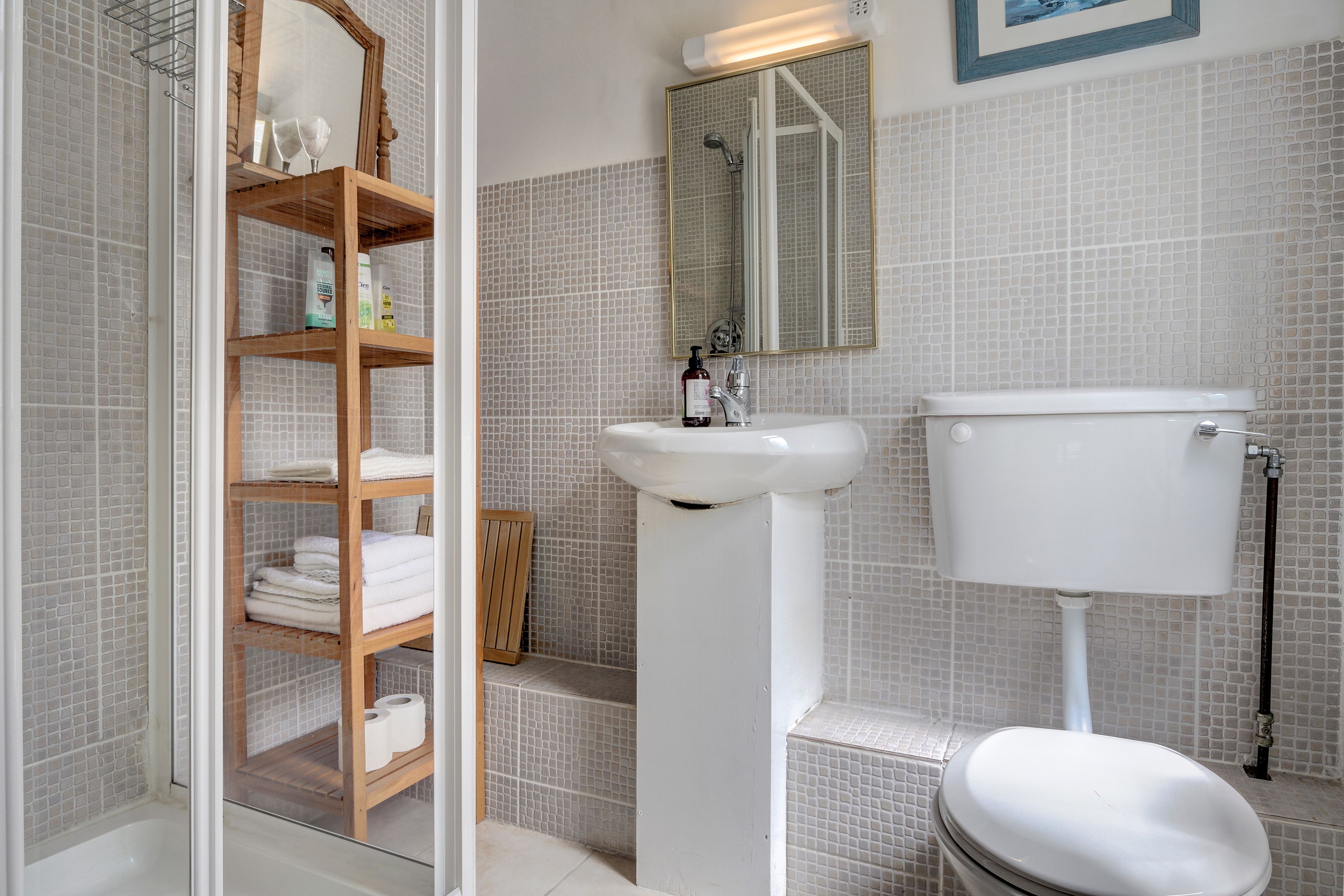 Amenidades de baño gratuitas, secadora de cabello, toallas 