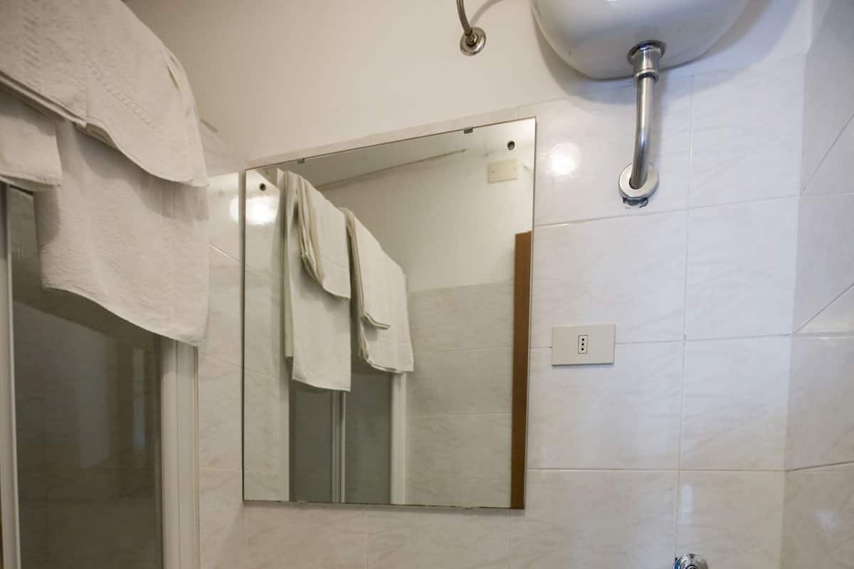 Basic Single Room, 1 Bedroom | Bathroom | Shower, free toiletries, hair dryer, bidet