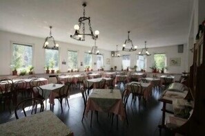 Déjeuner et dîner servis sur place, spécialités Cuisine italienne