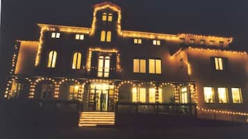 Façade de lâhĂ©bergement - soirĂ©e/nuit