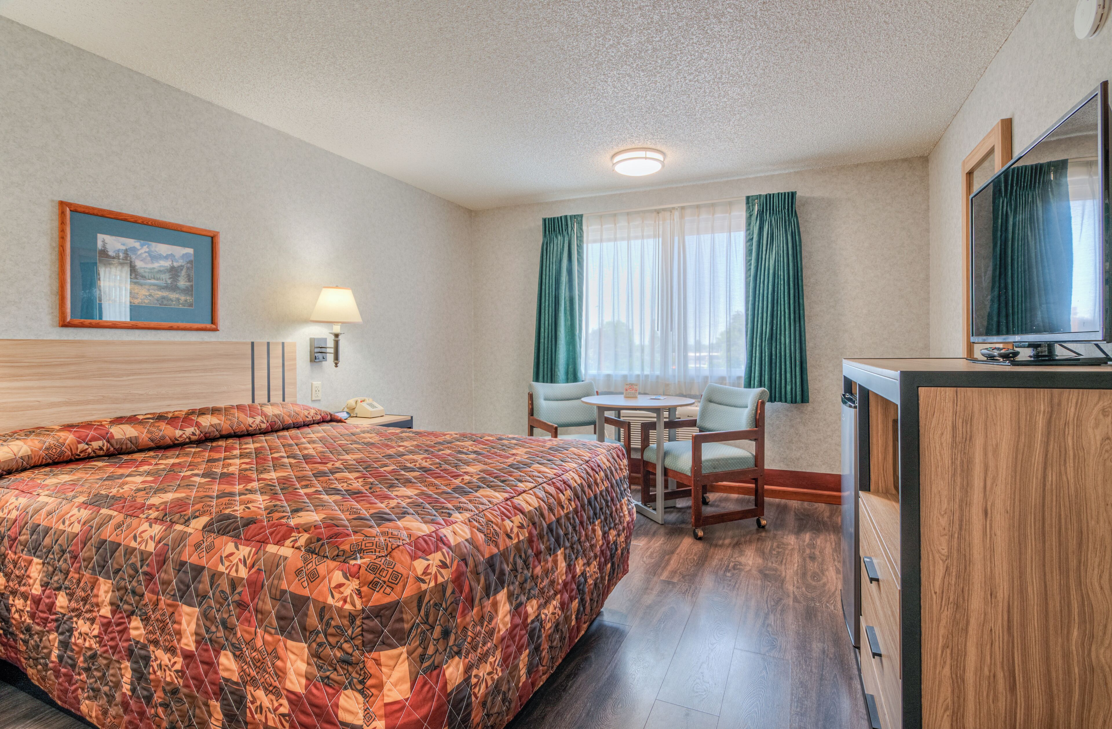 Standard Room, 1 Queen Bed | Iron/ironing board, WiFi (free), bed sheets