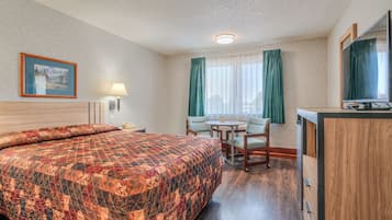 Standard Room, 1 Queen Bed | Iron/ironing board, WiFi (free), bed sheets