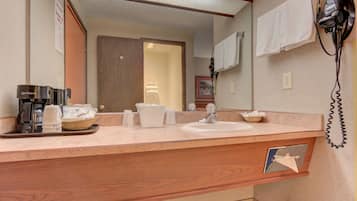 Ducha y bañera combinadas, secador de pelo y toallas