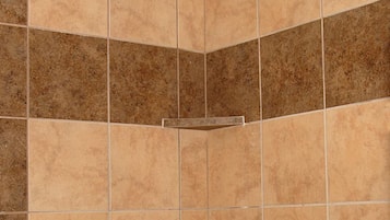 Bañera con ducha, secador de pelo, toallas