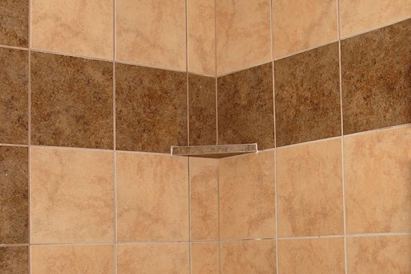 Combined shower/tub, hair dryer, towels
