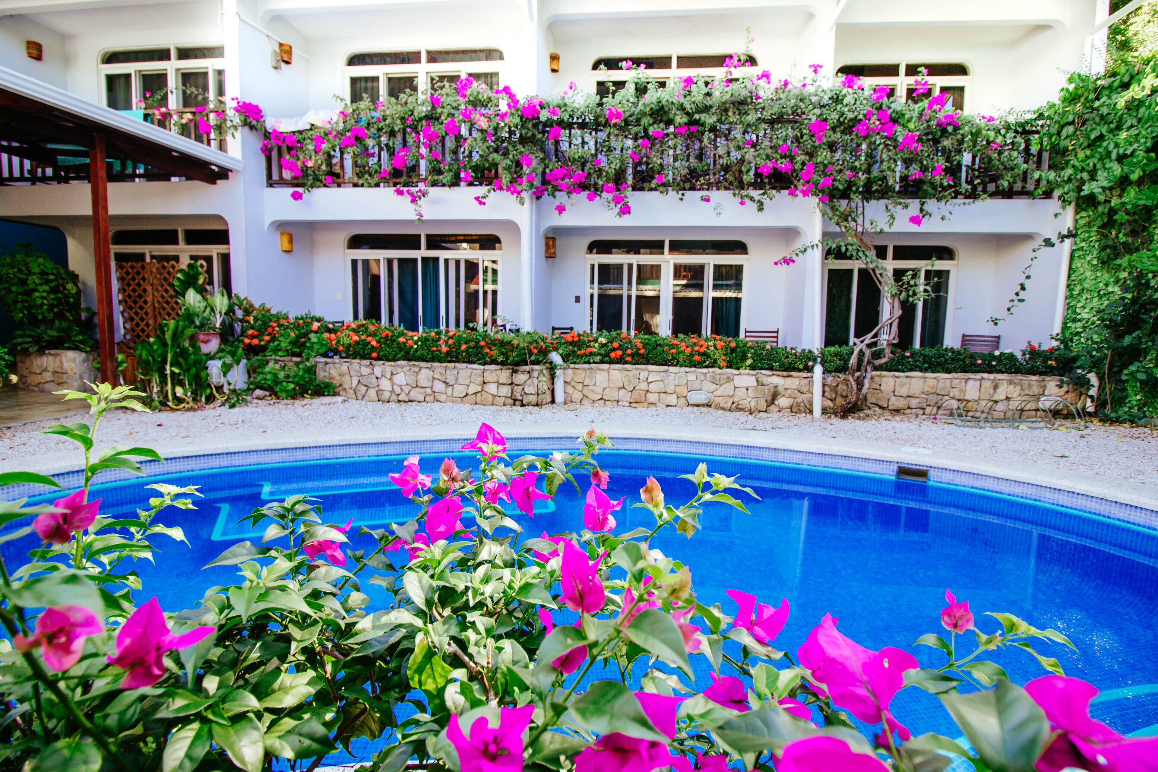 2 piscines extérieures, chaises longues