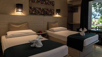 Double Room, Pool View | Coffres-forts dans les chambres, Wi-Fi gratuit, draps fournis