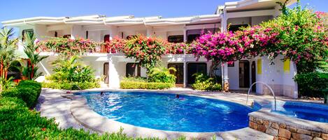 2 buitenzwembaden, open van 09.00 uur tot 20.00 uur, en ligstoelen