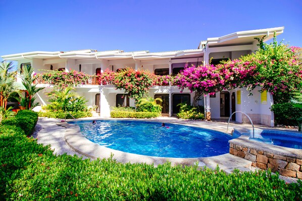 2 outdoor pools, open 9:00 AM to 8:00 PM, pool loungers - Hotel Giada (Sámara)