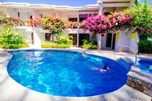 2 piscinas al aire libre, sillones reclinables de piscina