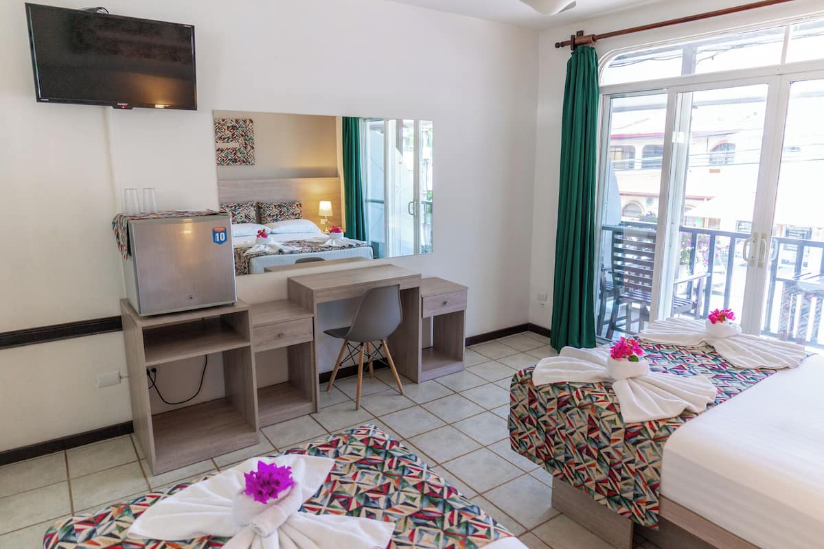 Quadruple Room (Vista a la calle) | In-room safe, desk, free WiFi, bed sheets