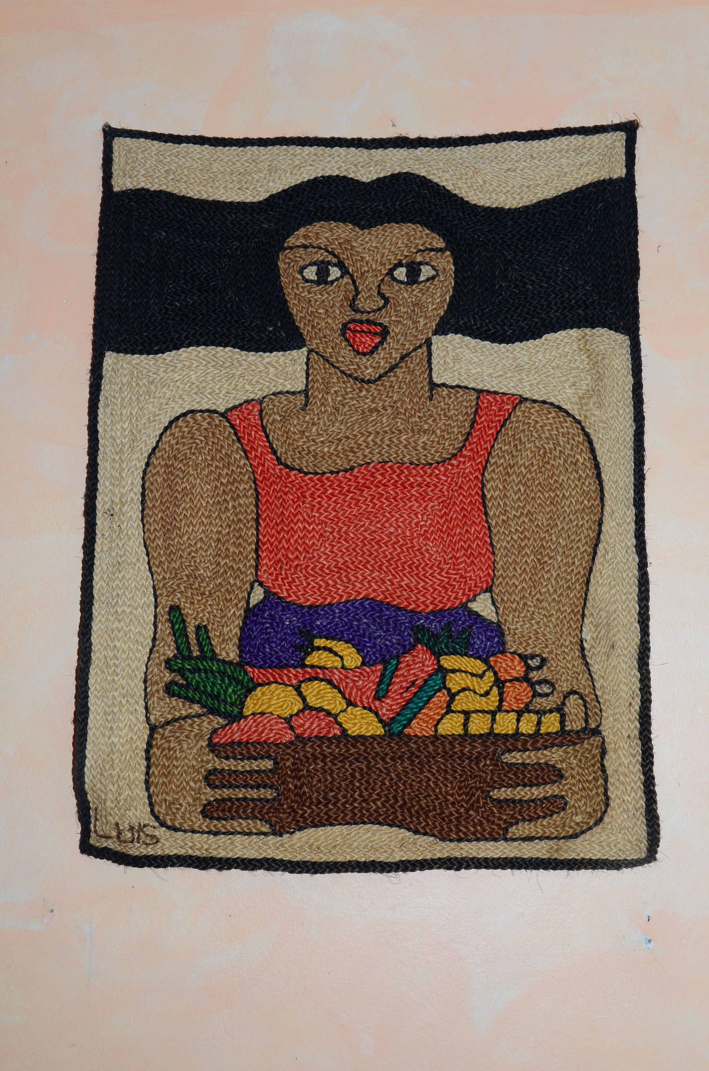Un tapiz que muestra una figura sosteniendo verduras.