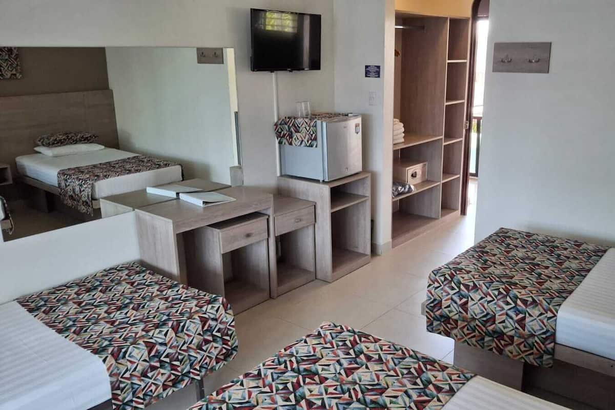 Quadruple Room (Vista a la calle) | In-room safe, free WiFi, bed sheets