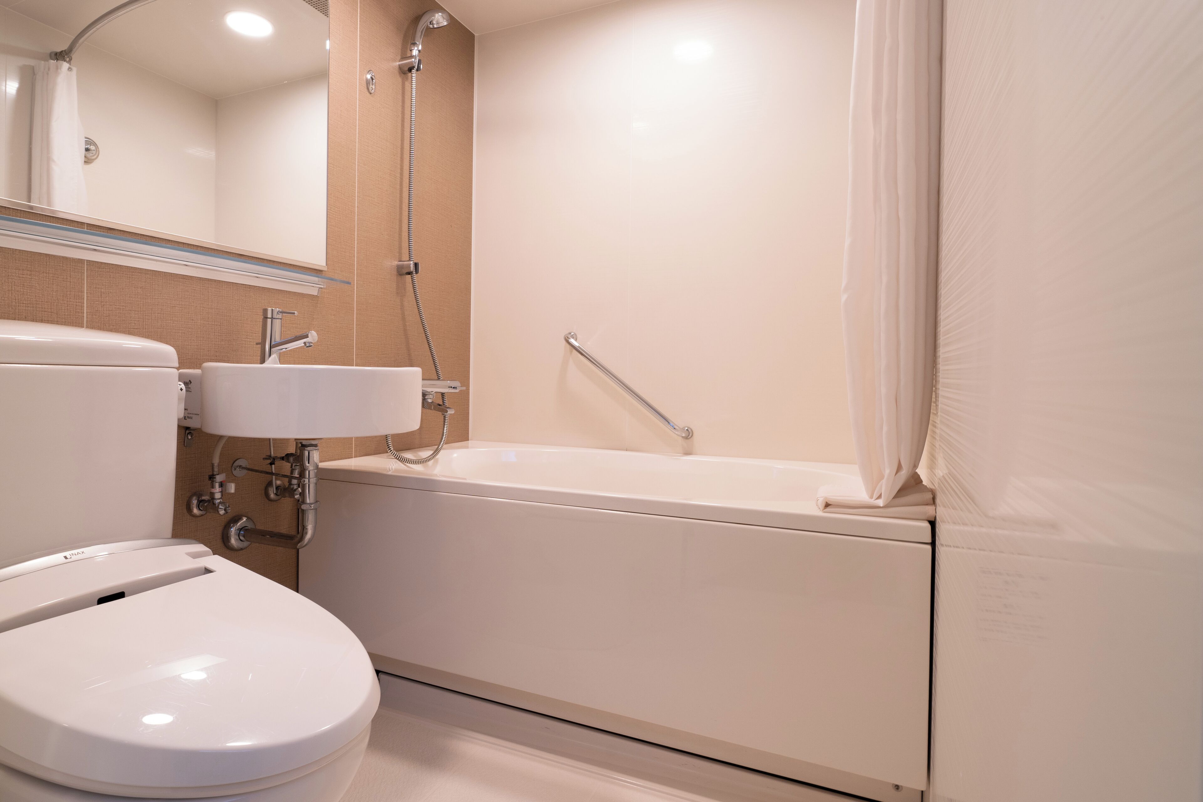 combined shower/bathtub, deep-soaking bathtub, free toiletries