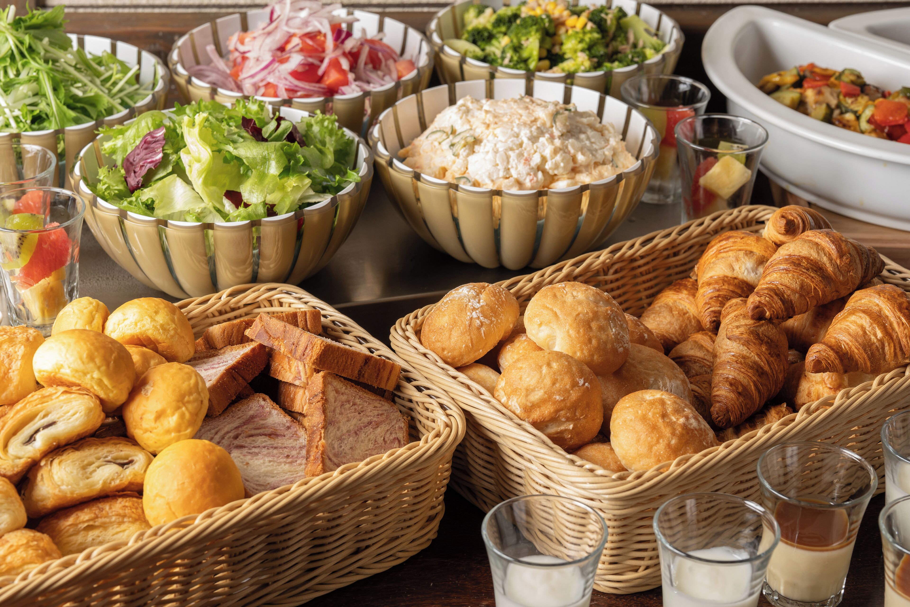 daily buffet breakfast (jpy 2200 per person)