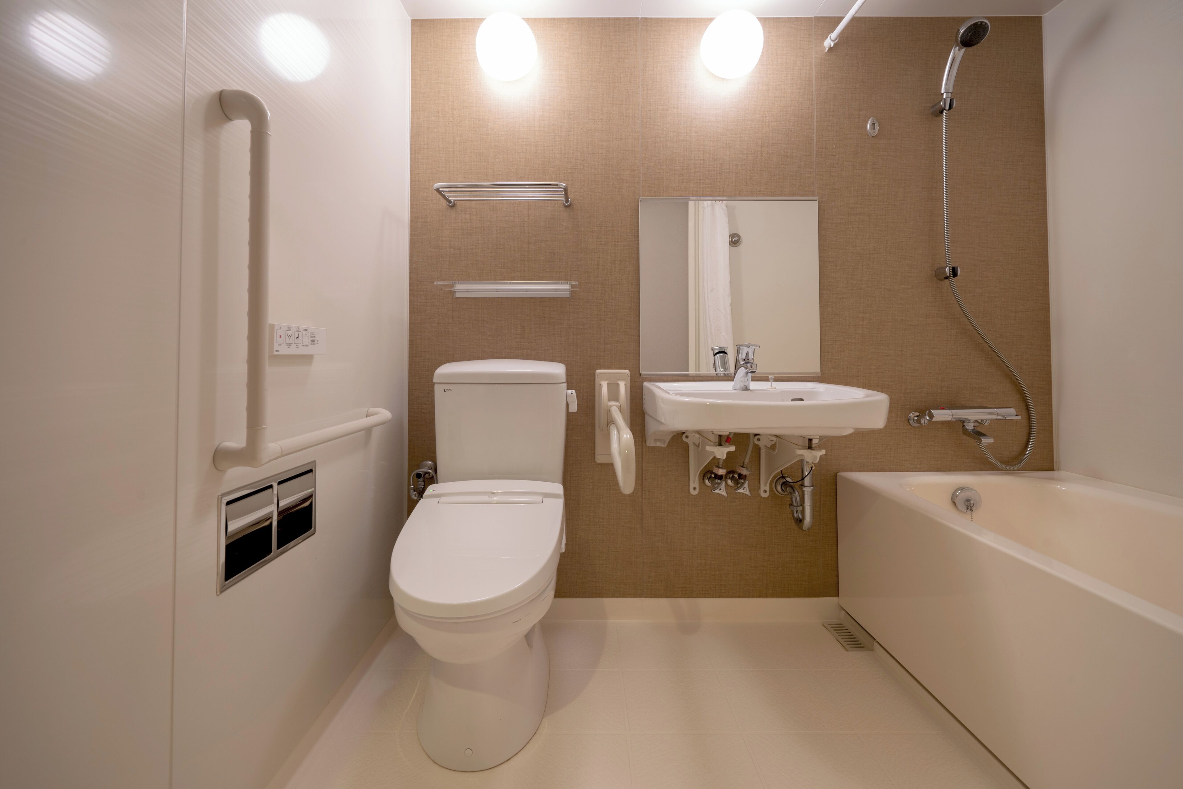 combined shower/bathtub, deep-soaking bathtub, free toiletries