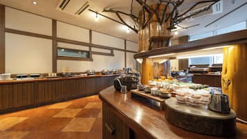 Daily buffet breakfast (JPY 2200 per person)