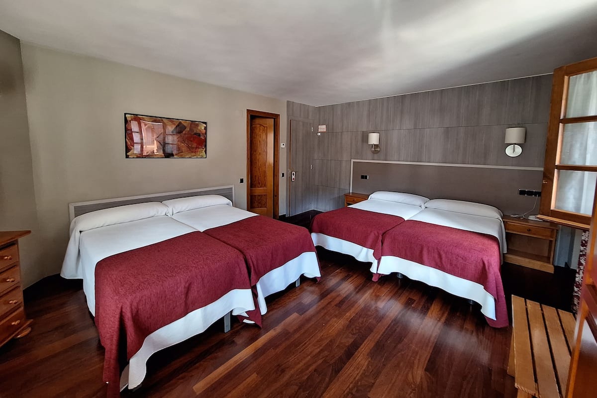 Family room 4 beds Exterior | Premium bedding, desk, laptop workspace, blackout drapes