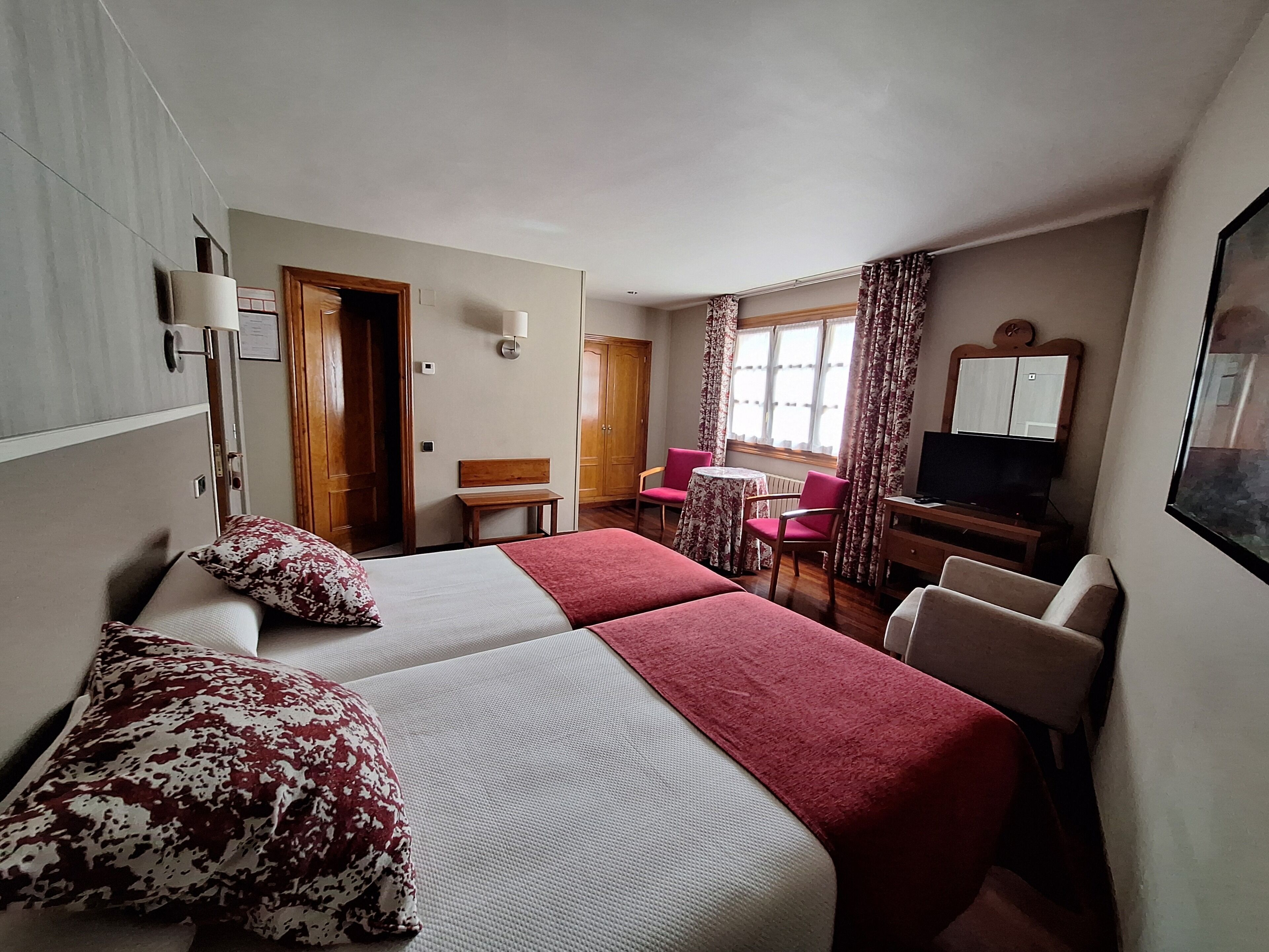 Double room, 2 beds, Exterior Superior | Ylelliset vuodevaatteet, työpöytä