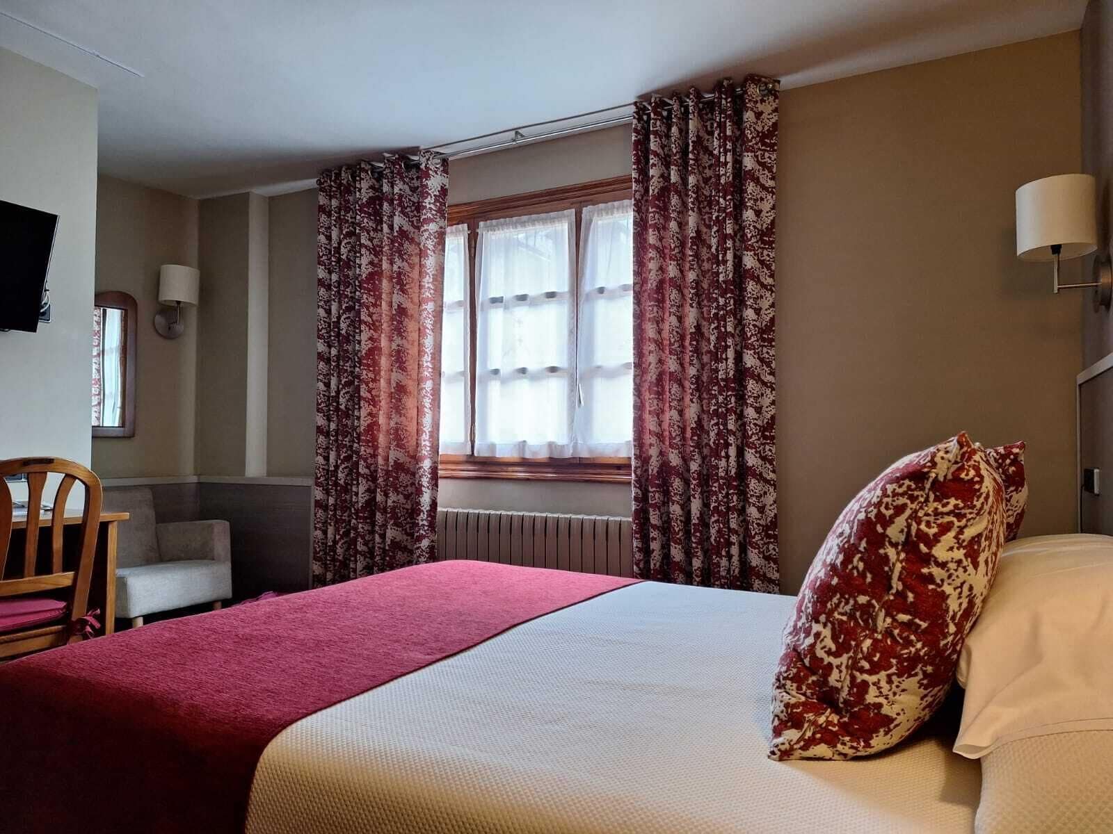Kahden hengen huone (yksi tai kaksi sänkyä) | Ylelliset vuodevaatteet, työpöytä