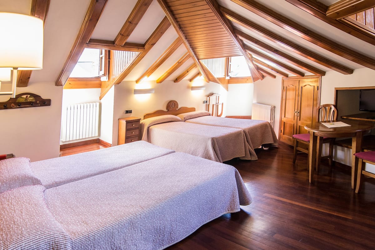 1 bedroom, premium bedding, desk, laptop workspace