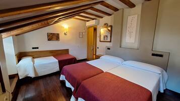 Family room 3 beds Atticc Exterior | Premium bedding, desk, laptop workspace, blackout drapes