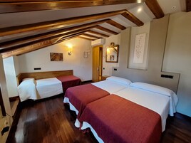 Habitación familiar 3 camas Exterior Buhardilla | Ropa de cama de alta calidad y escritorio