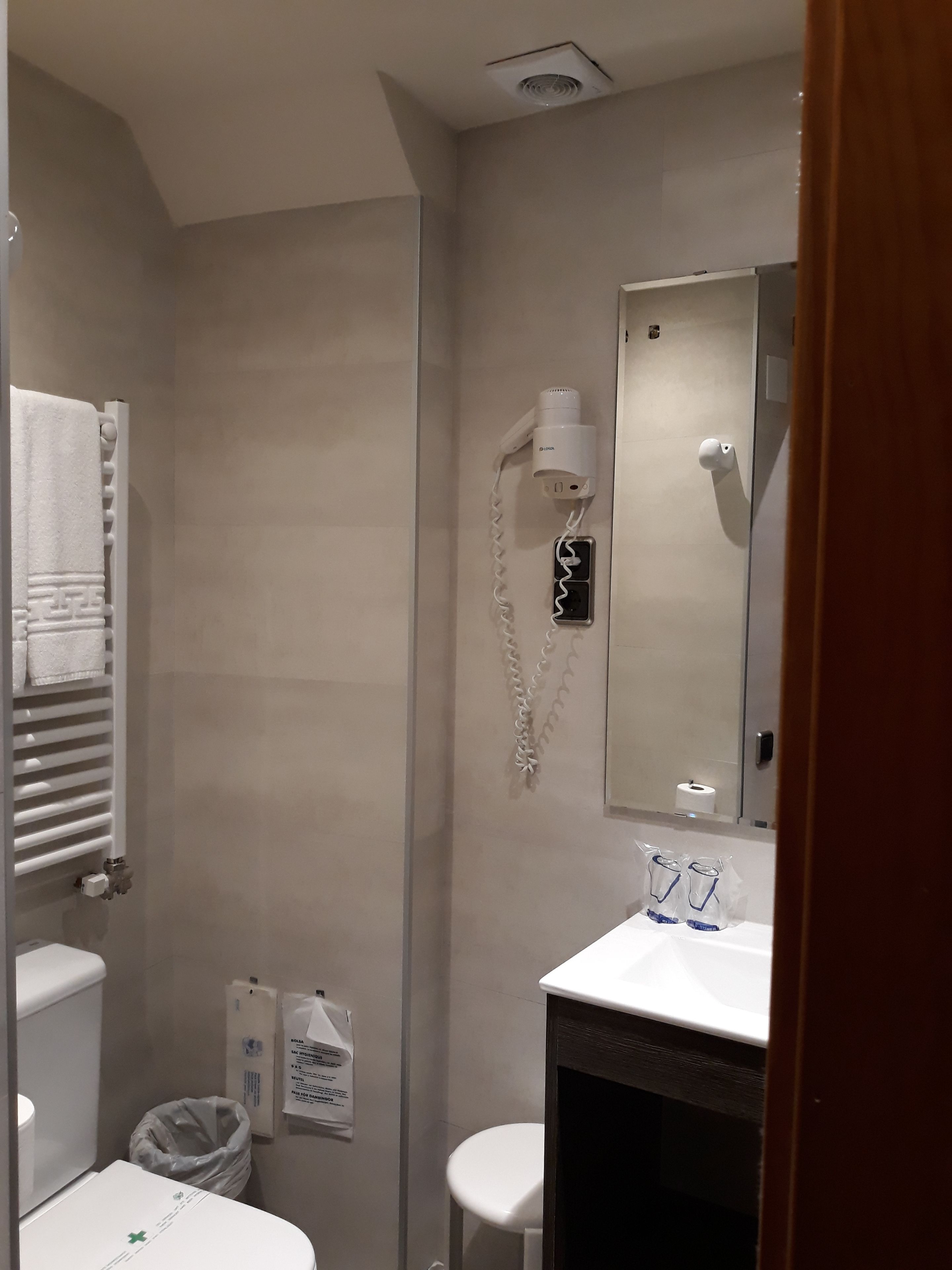 combined shower/bathtub, free toiletries, hair dryer, towels