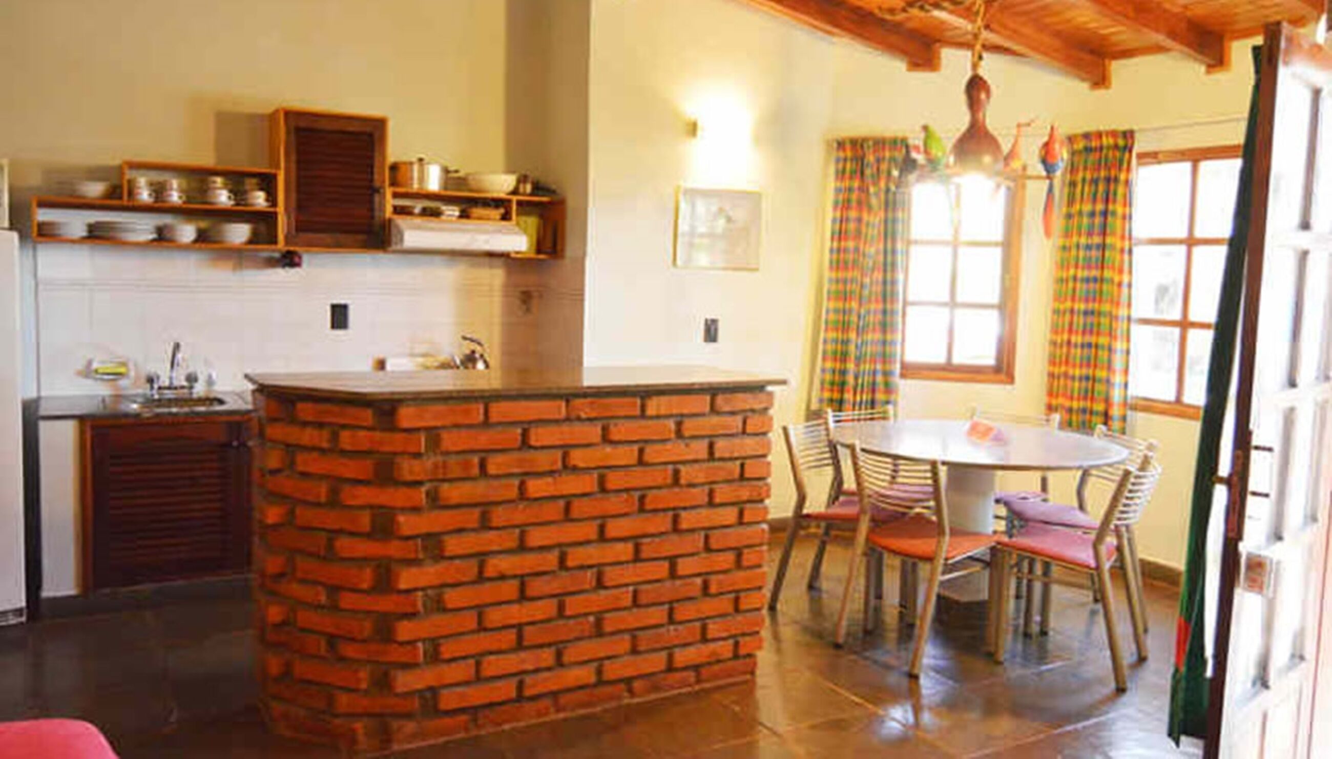 Cocina privada | Cafetera y tetera, refrigerador con congelador, microondas y horno 