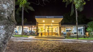A reception area with a sign reading "Recepción" at a hotel. - Pirayu Lodge Resort (Puerto Iguazú)