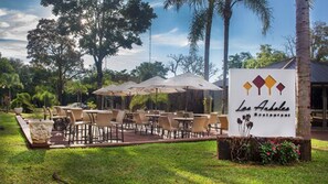 Phục vụ bữa sáng, bữa trưa và bữa tối