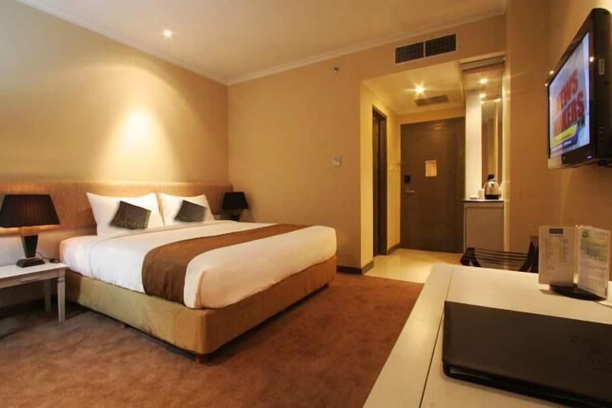In-room safe, desk, free WiFi, bed sheets